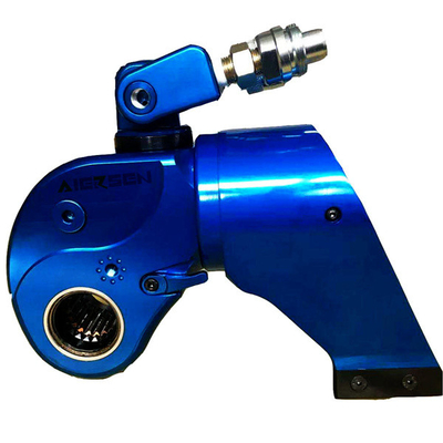 Des clés dynamométriques hydrauliques de grands boulons sont attachées et démontées utilisant le poids léger en aluminium