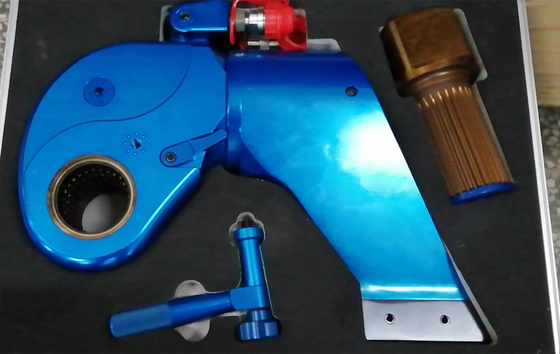 Des clés dynamométriques hydrauliques de grands boulons sont attachées et démontées utilisant le poids léger en aluminium